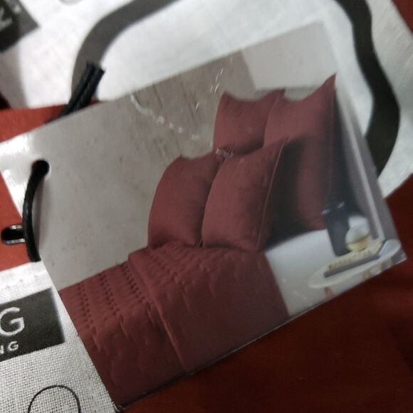 New Olivia & Oliver Red Wine Sateen Quilted Shams Size King - Picture 5 of 8